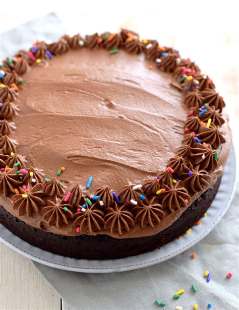Torta de chocolate sin huevo ni leche, esponjosa y decorada
