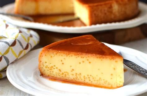 Imagen de un kuchen de quesillo chileno con masa dorada y relleno cremoso