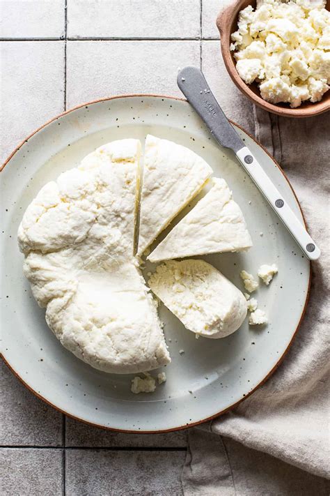 Foto detallada de la textura del relleno de queso fresco antes de hornear