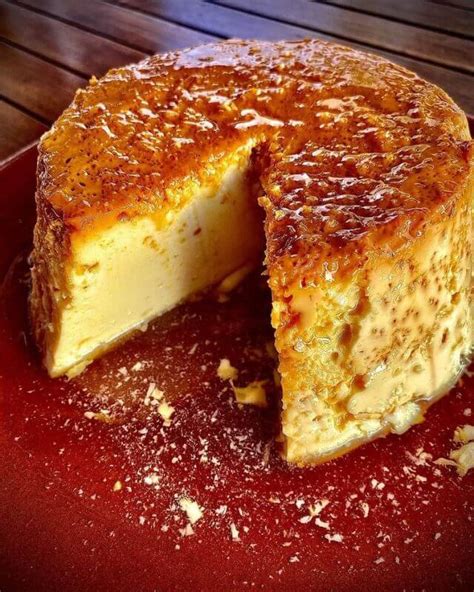 Foto de una tartaleta de quesillo canario recién horneada, con superficie dorada y cremosa