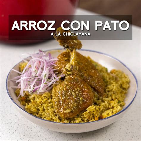 Mesa peruana con arroz con pollo a la chiclayana, acompañada de salsa criolla y chicha morada