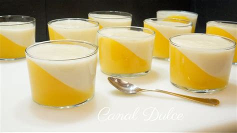 Un tazón de postre cremoso de color naranja pálido con coco rallado espolvoreado por encima.