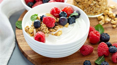 Foto de un bol de yogur griego cremoso con frutas y miel