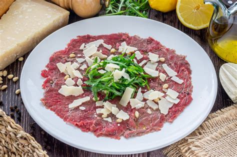 Carpaccio de ternera con rúcula, parmesano y alcaparras