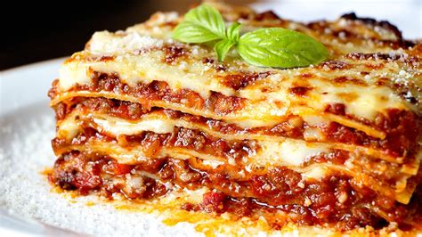 Lasaña italiana clásica con capas de pasta, boloñesa y bechamel