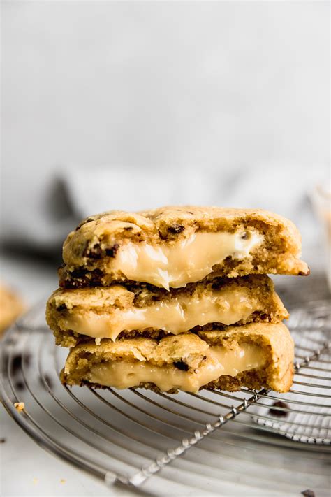 Galletas caseras rellenas de manjar y glaseadas con vainilla
