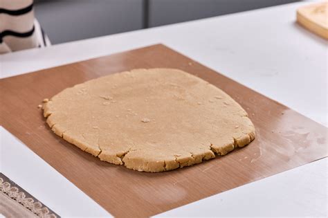 Masa de galletas estirada y cortada con moldes