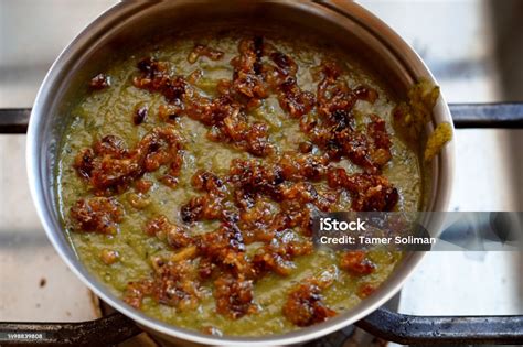 Plato con cebollas frescas y cocinadas