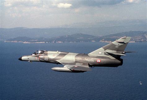 Fotografía de un avión Super Etendard en cubierta de un barco o en vuelo