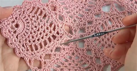 Ilustración detallada de un motivo de piña tejido a crochet con sus diferentes texturas y formas.