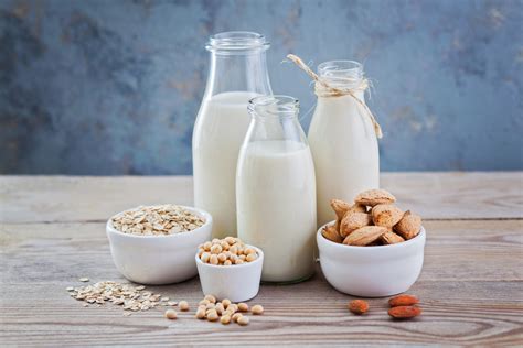 Imagen comparativa de leche de vaca y diversas bebidas vegetales (soja, almendra, avena, coco)