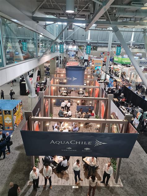 Foto de stand de AquaChile en feria comercial asiática mostrando productos de salmón