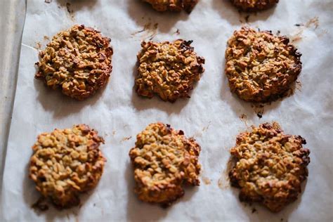 galletas de banana y avena recién horneadas en una bandeja