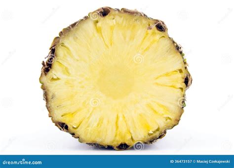 Corte transversal de una piña mostrando el corazón fibroso y la pulpa