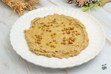 Foto apetitosa de hummus de lentejas con vegetales crudos para dipear
