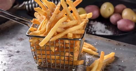 Ilustración histórica del origen de las papas fritas en un restaurante