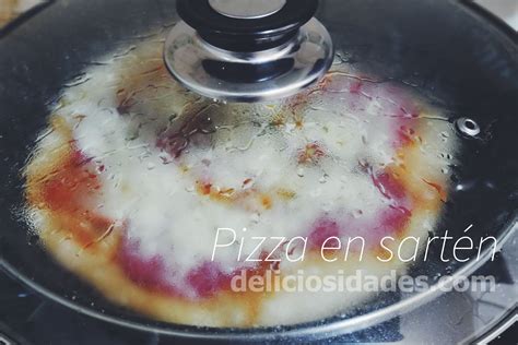 ilustración de una pizza recalentándose en una sartén tapada