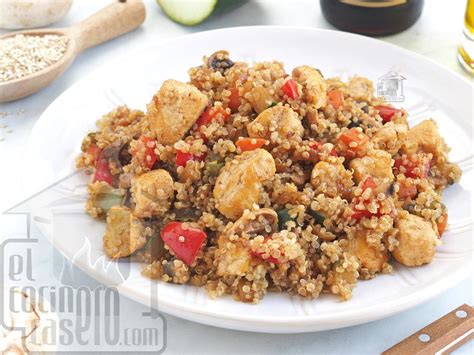 Plato terminado de quinoa con pollo, aceitunas y alcaparras presentado creativamente