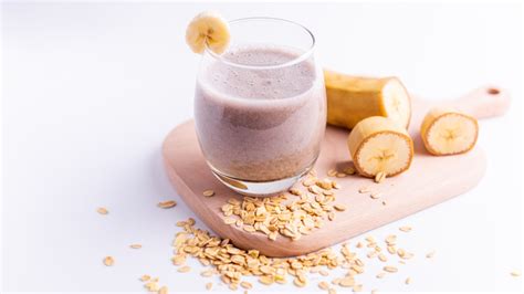 Corazón humano y alimentos saludables como plátano y avena