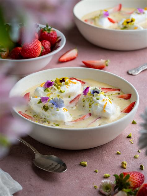Leche nevada servida con frutas y pistachos