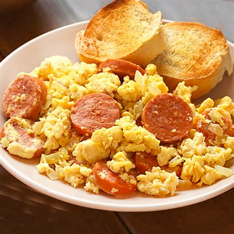 Huevos revueltos esponjosos con salchichas doradas
