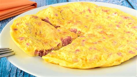 Tortillas de huevo rellenas de salchicha y queso