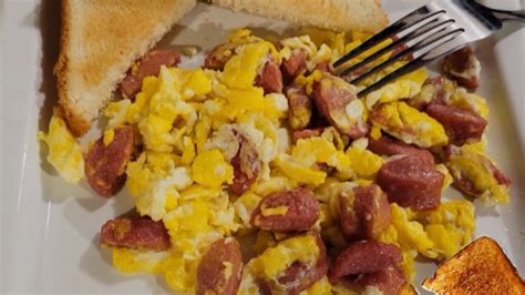 Huevos revueltos sencillos con trozos de salchicha
