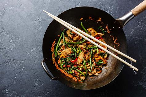 wok tradicional con llamas altas para cocina asiática