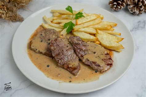 Plato de solomillo de ternera a la parrilla con salsa tártara y guarnición