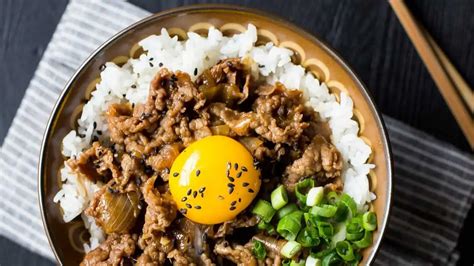 Plato de gyudon japonés con arroz, ternera, cebolla y huevo escalfado