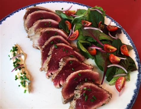 Tataki de solomillo de ternera con sésamo y salsa