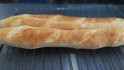 Fotografía de un pan flauta o pan baguette, destacando su textura y forma característica