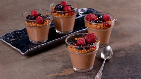 Mousse de manjar decorado con frutos rojos y chocolate
