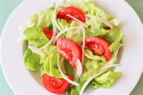 Ensalada fresca de verano con apio y lechuga romana