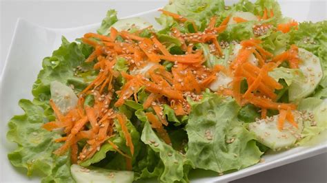 Ensalada clásica de lechuga, apio, pepino y zanahoria con vinagreta de limón