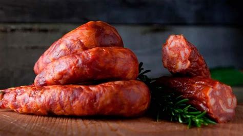 Infografía comparativa mostrando diferentes tipos de chorizo: español, mexicano y longaniza