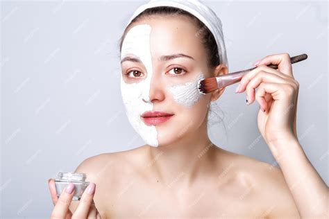 Foto de mujer aplicando una mascarilla facial