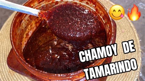 Tazón con la mezcla de tamarindo y chamoy para la cubierta