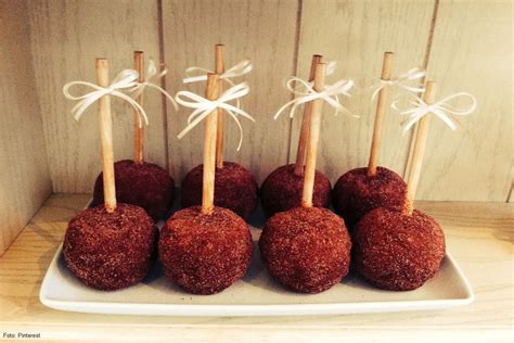Manzanas cubiertas con tamarindo y chamoy en palitos de madera