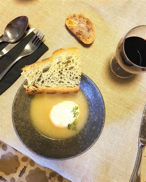 Queso fundiéndose en la sopa a baja temperatura
