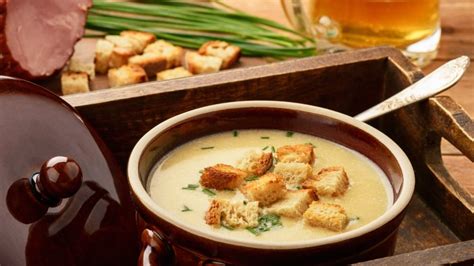 Sopa de queso y cerveza humeante servida en una cazuela de pan