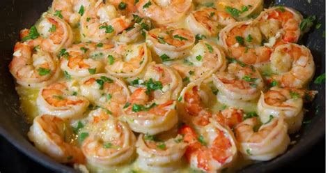 Plato con camarones salteados y ajos en un sartén