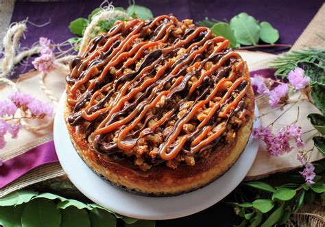 Cheesecake con cobertura de dulce de leche y nueces picadas