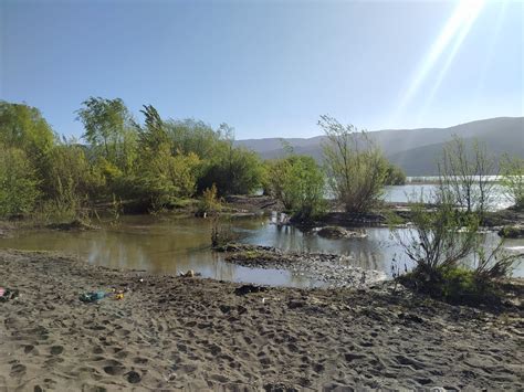 Fotografía aérea del río Vergara y su ribera, destacando la playa 