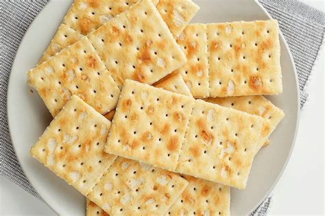 Foto de galletas de soda cuadradas y rectangulares