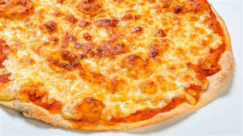 Close-up de una pizza artesanal de Treco Pizza con masa fina