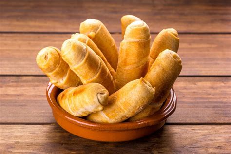 Foto de tequeños horneados y pretzels