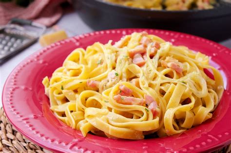 foto de tallarines cremosos con panceta y queso en un plato