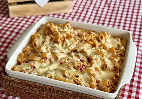foto de pasta gratinada en una fuente de horno