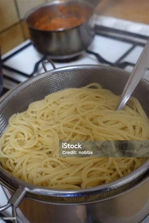 foto de espaguetis cocinados como risotto en una sartén